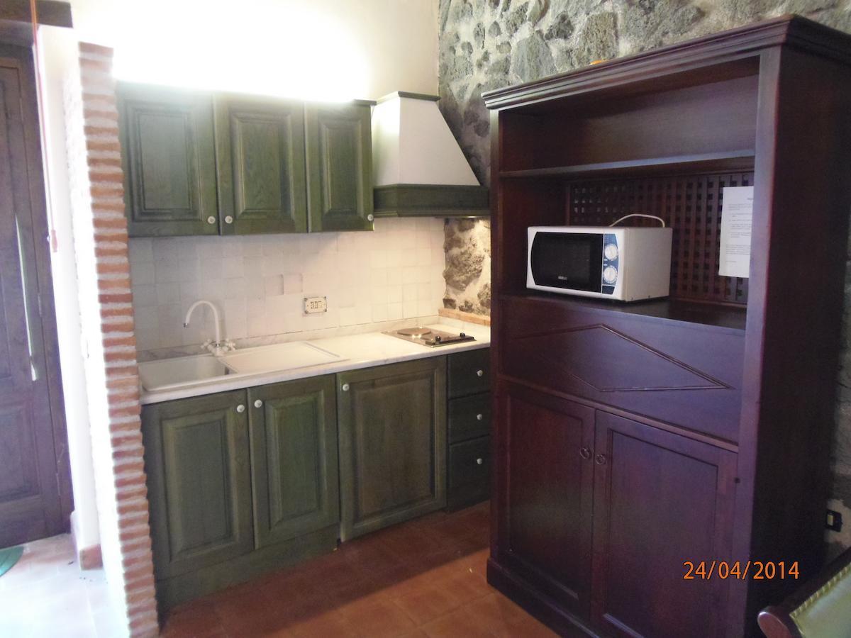 Hotel Le Cisterne Dell'Etna Calcerana-Marina Habitación foto